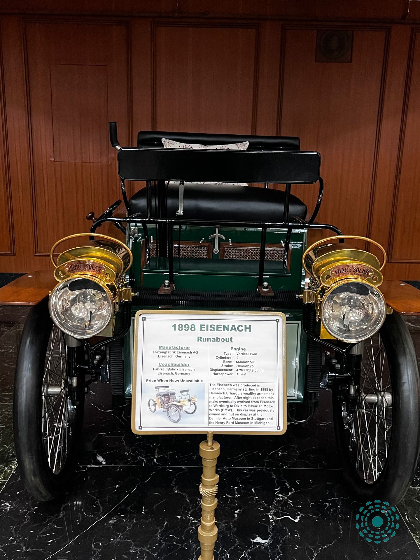 1898 Eisenach Runabout, front three-quarter view, forest-green bodywork with brass Phare Solar headlamps and solid-rubber wheels, the first automobile built by Fahrzeugfabrik Eisenach, the factory Bayerische Motoren Werke acquired in 1928 to become BMW. Photograph by Omar Mukhtar.